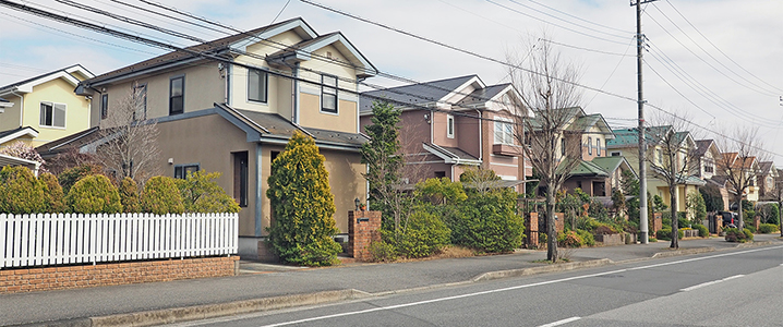 一戸建てが立ち並ぶ住宅街の風景